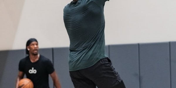 勇士队自媒体发布巴特勒与追梦联合训练瞬间 激情对练中击掌彰显默契