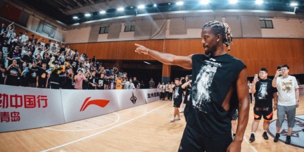 中国小学生篮球联赛全国总训练营收官 巴特勒粉丝见面会点燃全场