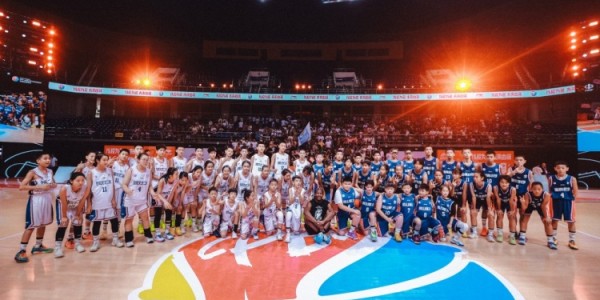 中国小学生篮球联赛全国总训练营收官 巴特勒粉丝见面会点燃全场