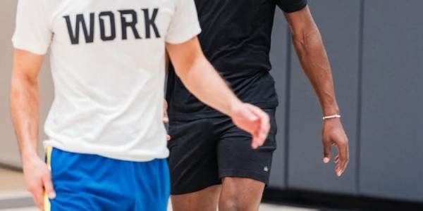 勇士队自媒体发布巴特勒与追梦联合训练瞬间 激情对练中击掌彰显默契