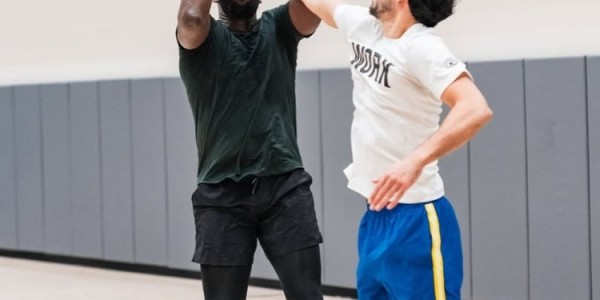 勇士队自媒体发布巴特勒与追梦联合训练瞬间 激情对练中击掌彰显默契