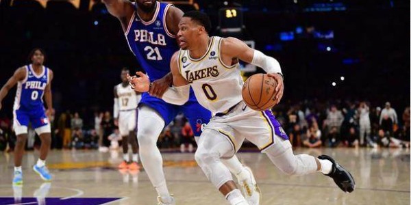 yl23455永利官网-连续两场倒在最后争议时刻，詹姆斯遭遇新“里程悲”