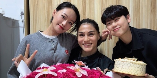 迪拉娜晒照庆祝生日：希望我们都可以健康平安 一切顺利