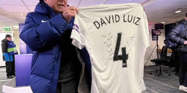 yl23455永利官网-大卫-路易斯送签名球衣给退休员工，后者为切尔西工作了56年